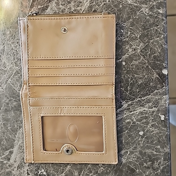 🤑SOLD...! Unique GUESS Brown And Tan Wallet - Picture 2 of 3